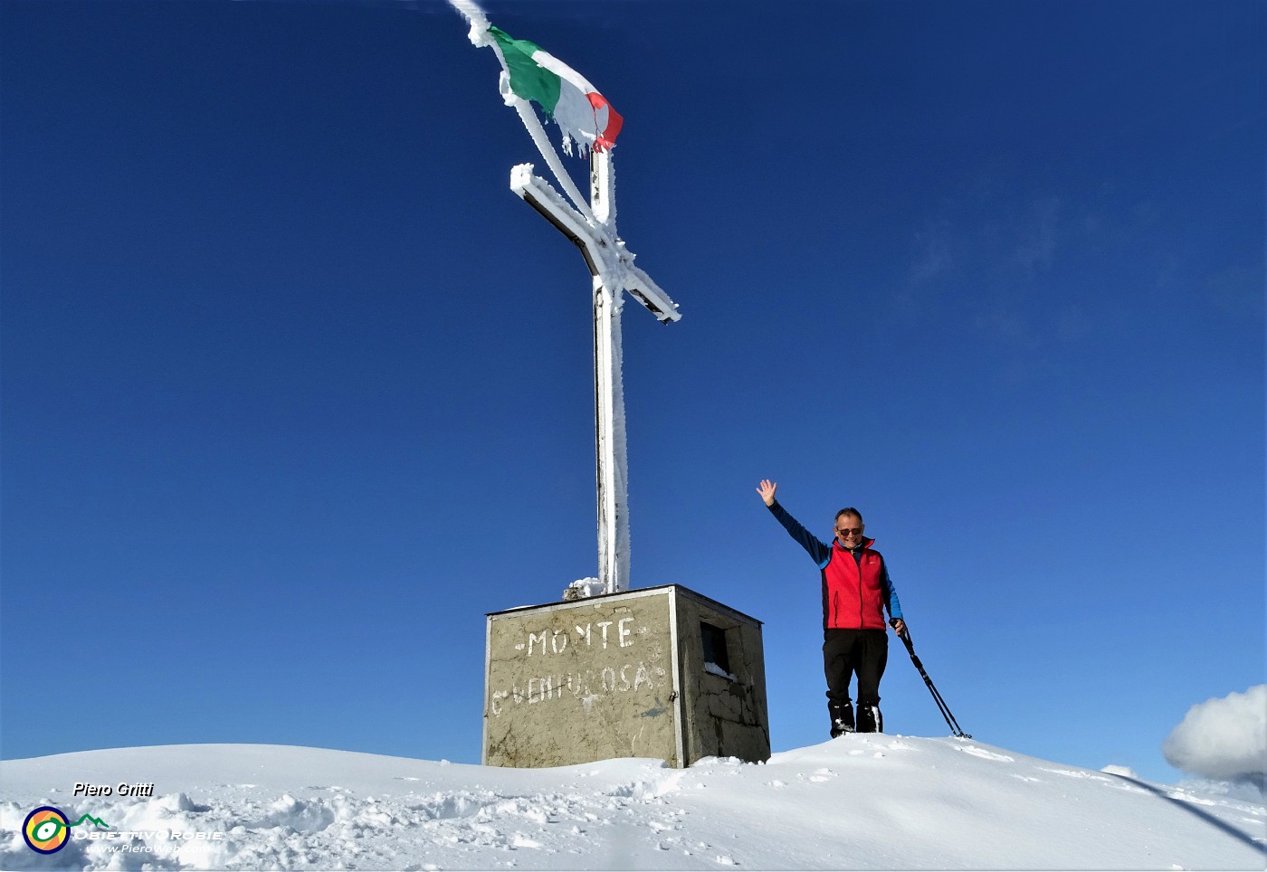 01 Alla croce di vetta del Venturosa (1999 m), stavolta 'conquistata' pestando tanta neve e anche tracciando .JPG -                                